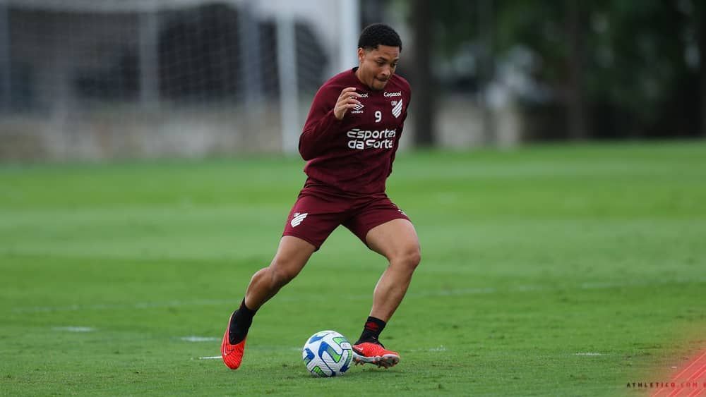 Vitor Roque volta a treinar no Athletico-PR e pode ser opção contra o Vasco