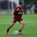 Vitor Roque volta a treinar no Athletico-PR e pode ser opção contra o Vasco