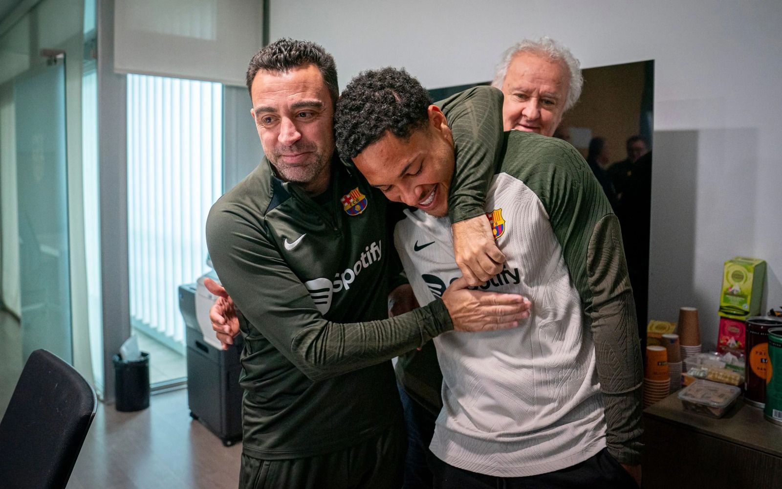 Empresário abre o jogo sobre possível saída de Vitor Roque do Barcelona