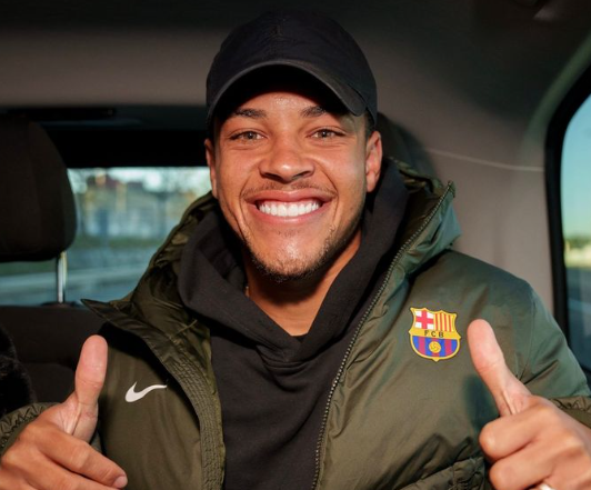 Vitor Roque, do Barcelona, desembarca na Espanha e conhece instalações do clube