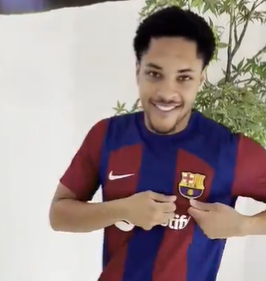 Em clima de Natal, Barcelona apresenta Vitor Roque, ex-Athletico-PR