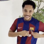 Em clima de Natal, Barcelona apresenta Vitor Roque, ex-Athletico-PR