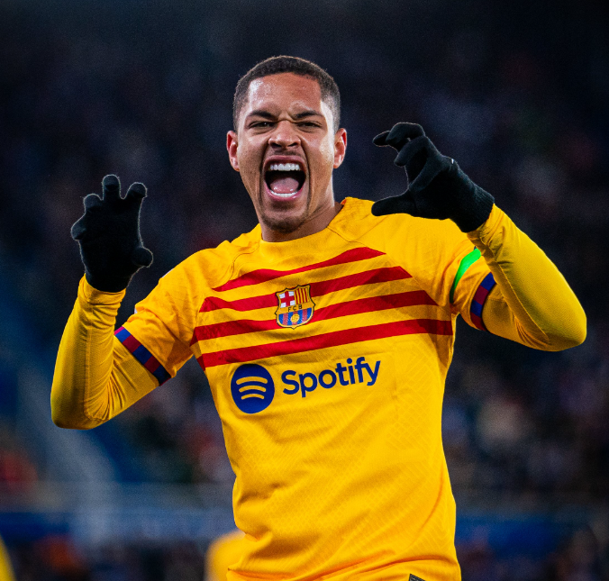 Vitor Roque faz gol, é expulso, e Barcelona vence Alavés pelo Espanhol