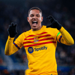 Vitor Roque faz gol, é expulso, e Barcelona vence Alavés pelo Espanhol