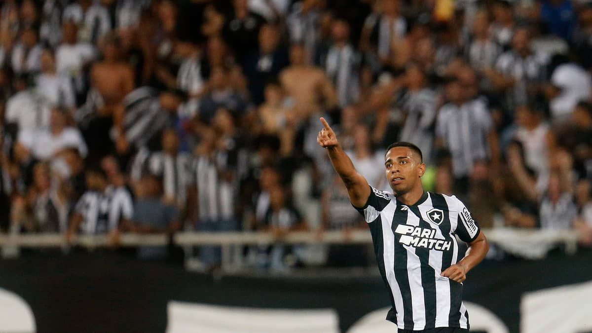 Victor Sá cresce no Botafogo, ignora pressão e mira títulos: 'Meu maior sonho'