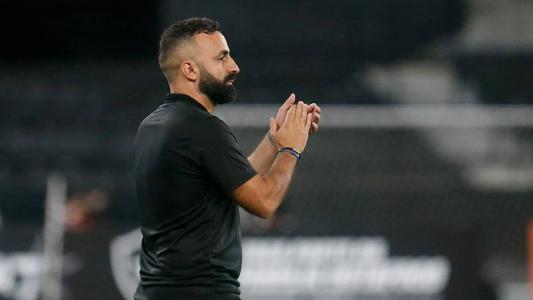 Vítor Severino, auxiliar de Luís Castro, em ação pelo Botafogo