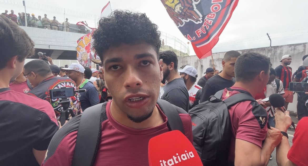 Ex-Cruzeiro reage à festa da torcida do Vitória em aeroporto e manda recado