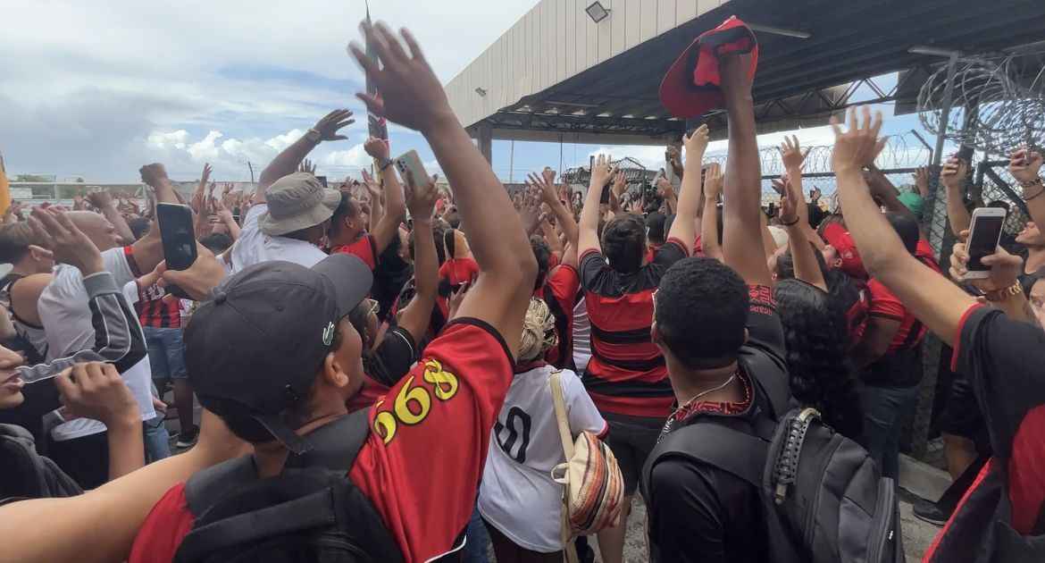 Torcida faz a festa em embarque do Vitória para jogo do Brasileiro; veja