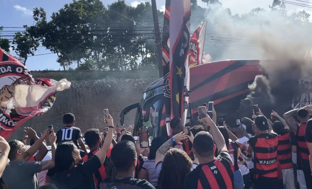 Torcida do Vitória recebe time com festa antes de jogo; veja vídeo
