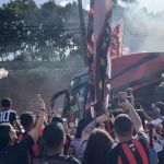 Torcida do Vitória recebe time com festa antes de jogo; veja vídeo