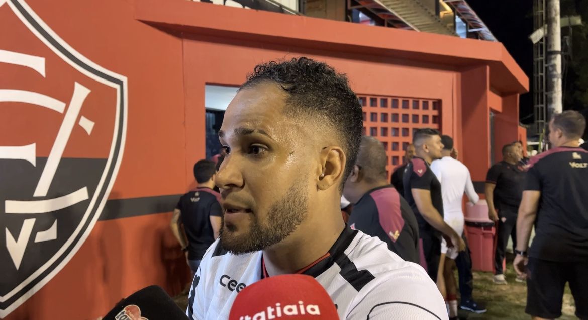 Atacante do Vitória desbafa e manda recado ao clube após 5 meses sem jogar