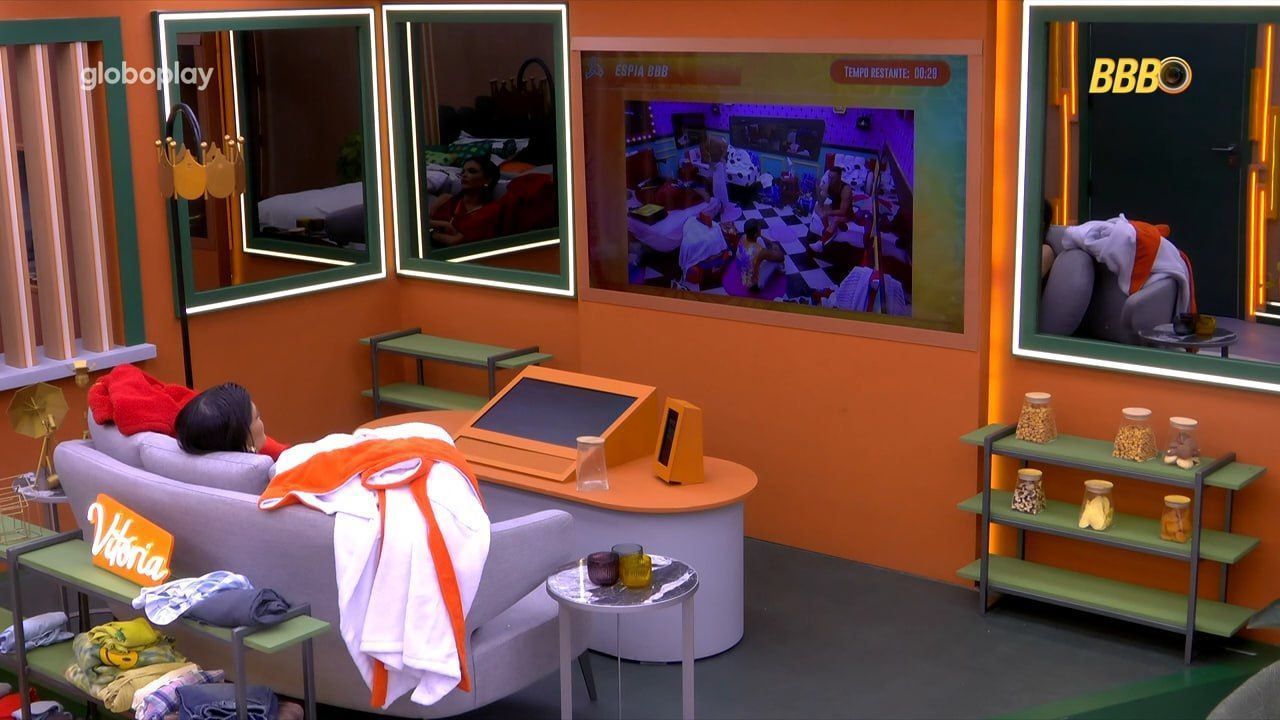 Vitória aciona Central do Líder para ouvir conversa de aliado no BBB 25