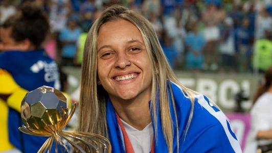 Vitória Calhau com a taça de campeã mineira pelo Cruzeiro