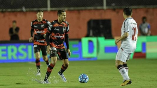 Vitória (de branco) não deu chances ao Ituano em casa