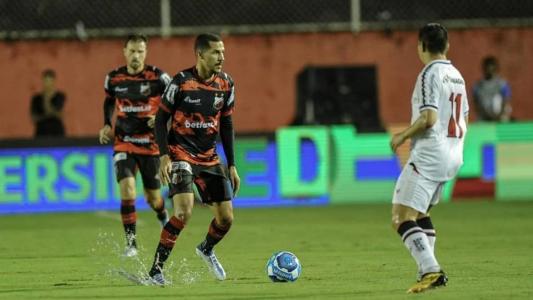 Vitória (de branco) não deu chances ao Ituano em casa