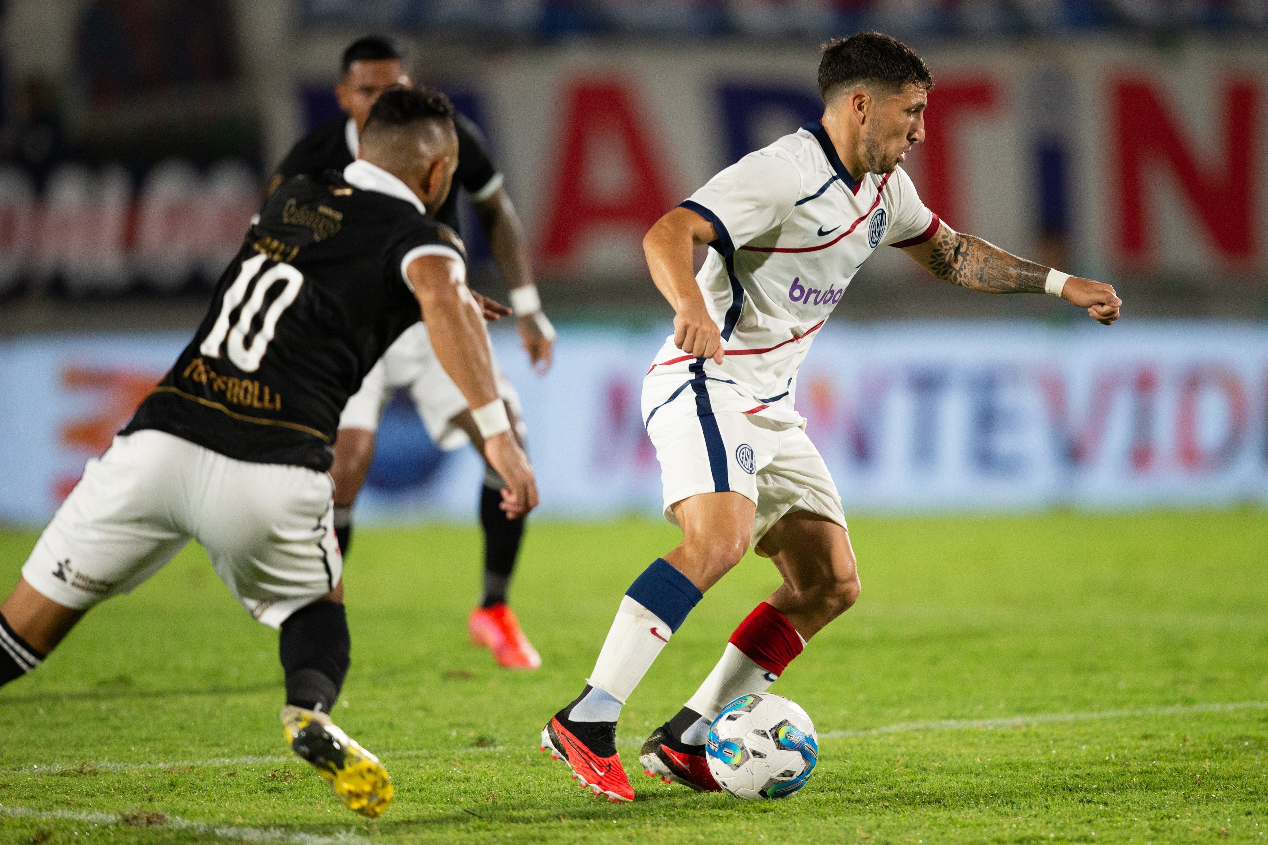 Com gol de Léo, Vasco vence o San Lorenzo, no Uruguai, em amistoso internacional