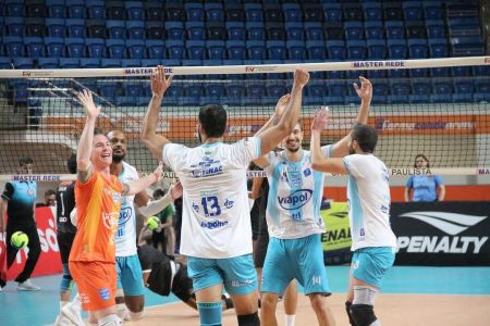 Jogadores do Viapol São José durante partida do Campeonato Paulista Masculino de Vôlei