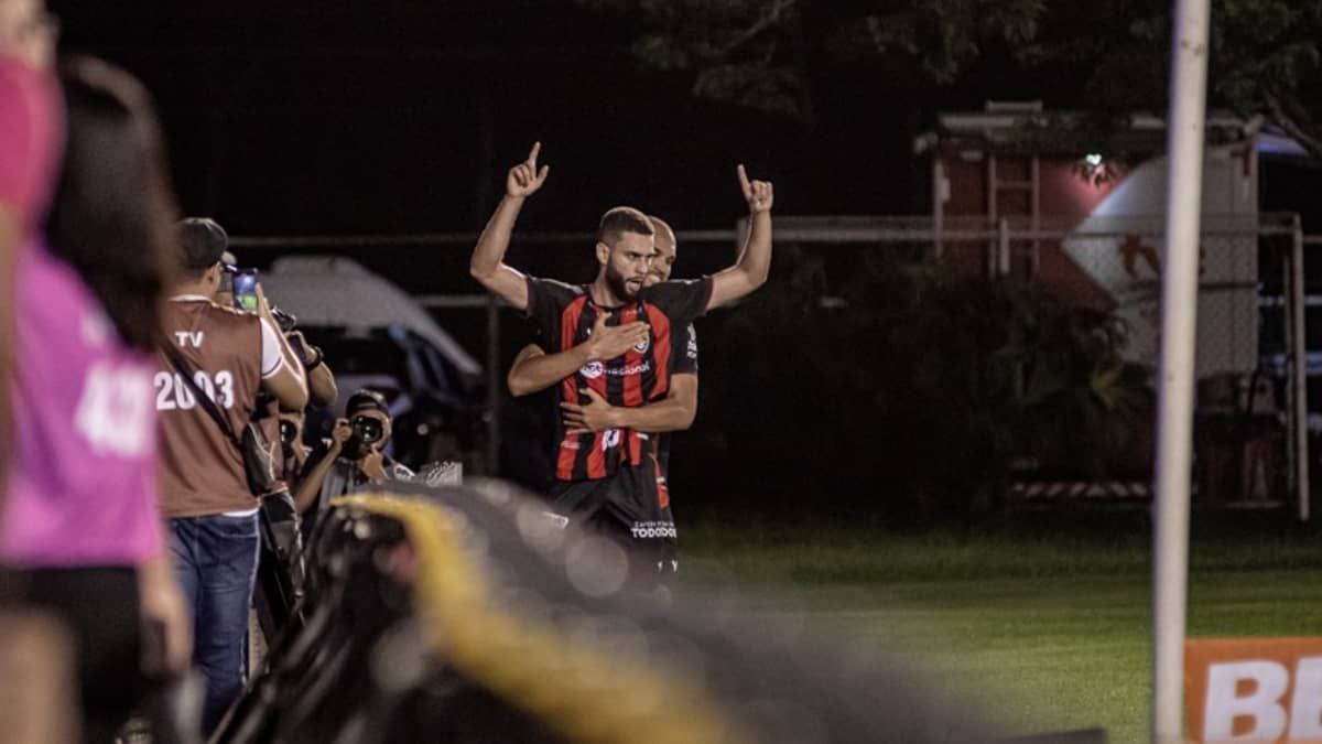 Vitória vence o CRB com gol aos 51 do segundo tempo e segue líder da Série B