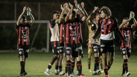 Vitória empatou em casa e adiou acesso matemático à Série A