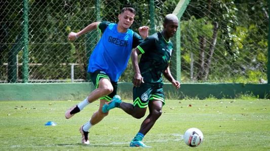 Vitória está próximo de acerto com o volante Jhonny Lucas (D)