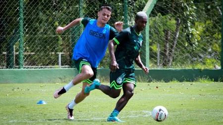 Vitória está próximo de acerto com o volante Jhonny Lucas (D)