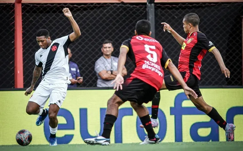 Vitória goleia o Vasco e avança à terceira fase da Copinha