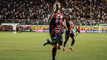 Vitória lidera a Série B