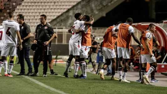 Vitória marcou um gol em cada etapa do jogo