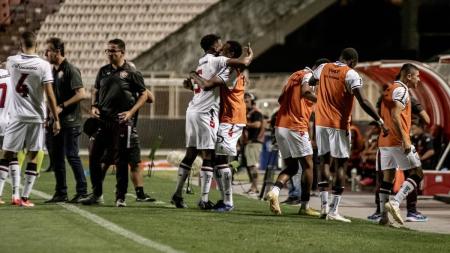 Vitória marcou um gol em cada etapa do jogo