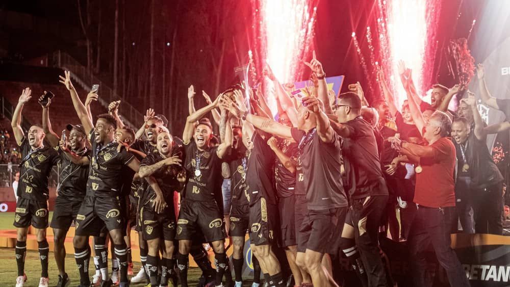 Em noite histórica, Vitória recebe o troféu de campeão da Série B