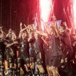 Em noite histórica, Vitória recebe o troféu de campeão da Série B