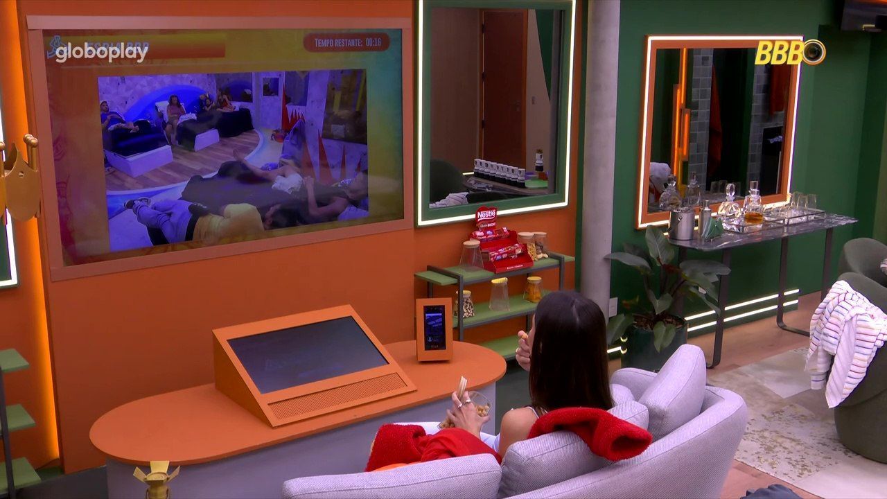 BBB 25: Vitória escuta brothers falando mal dela no Quarto do Líder e reage
