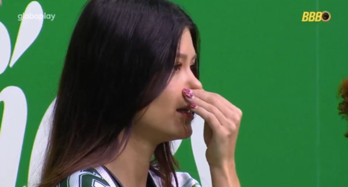 Tadeu Schmidt 'engana' Vitória Strada durante anúncio importante e pede desculpas à atriz
