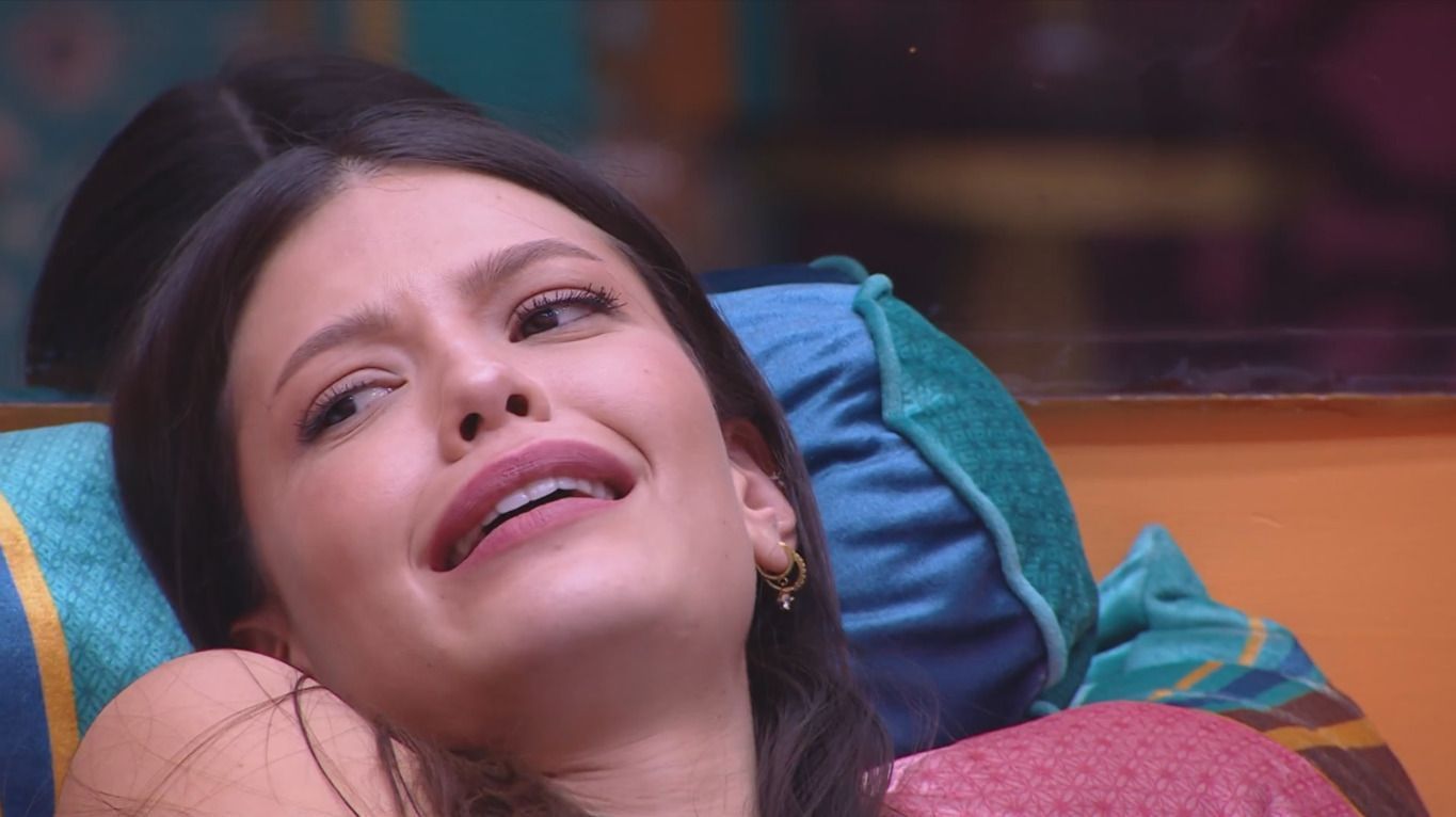 Na reta final do BBB 25, Vitória Strada quebra regra e produção intervém