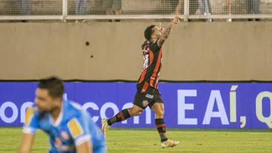 Vitória venceu e continua na liderança