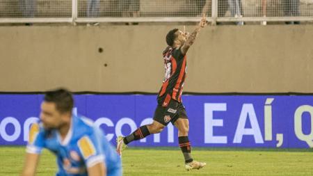 Vitória venceu e continua na liderança