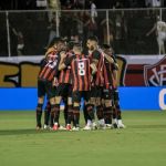 Vitória se recupera de surra, vence o Avaí e se mantém em 1º na Série B