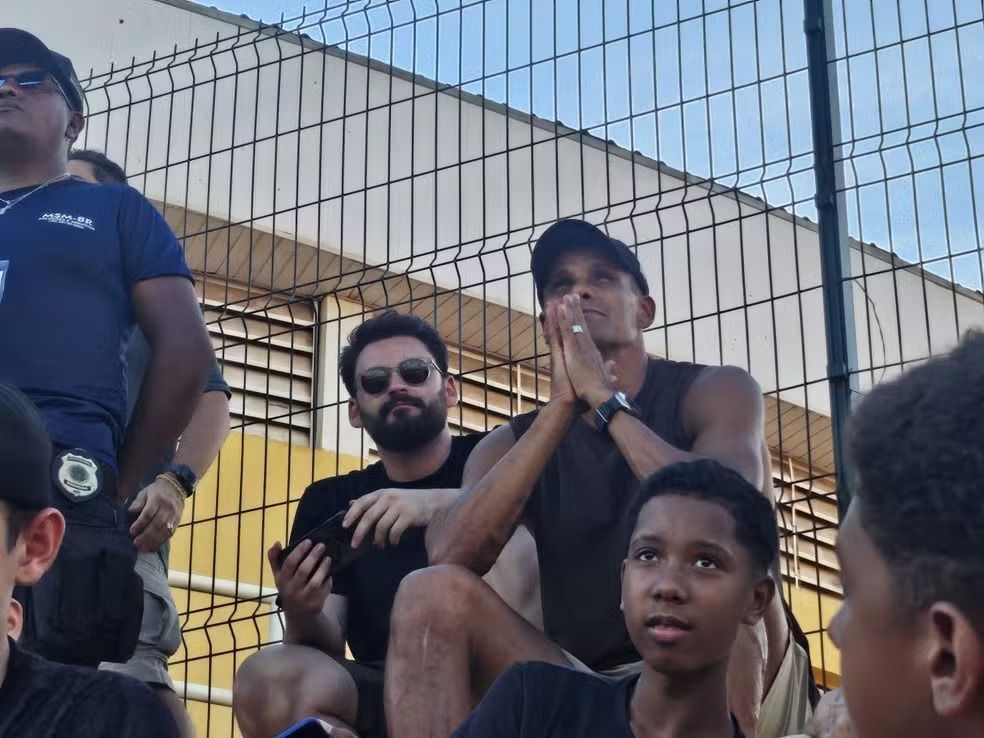Vitória x Retrô: Rivaldo marca presença em jogo dos filhos na Copinha