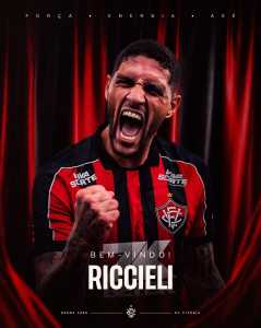 Zagueiro Riccieli posa com a camisa do Vitória na arquibancada do Barradão