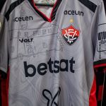 Vitória estreia nova camisa contra o Internacional; veja fotos