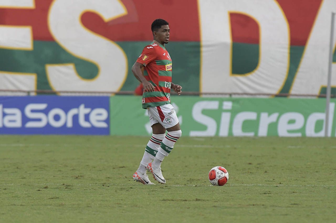 Náutico tenta contratação de zagueiro do Vitória; saiba detalhes