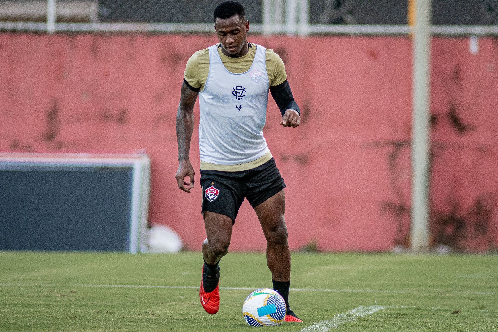Com lesão no joelho, Dudu desfalca o Vitória no Ba-Vi; veja prazo para retorno