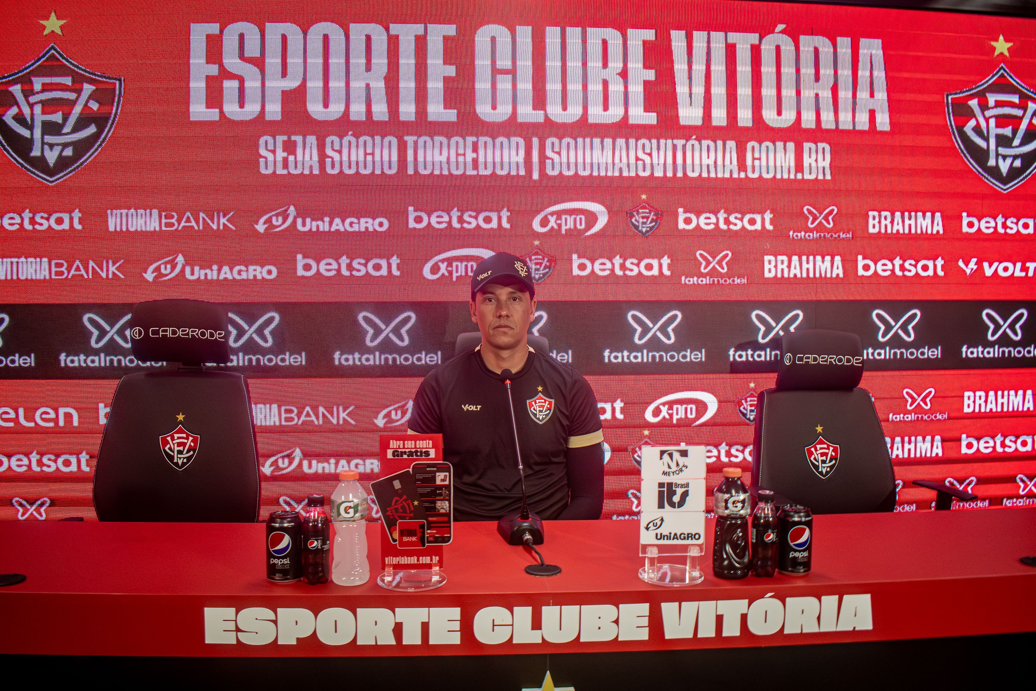 Carpini assume que Vitória precisa de reforços para 'potencializar setores'
