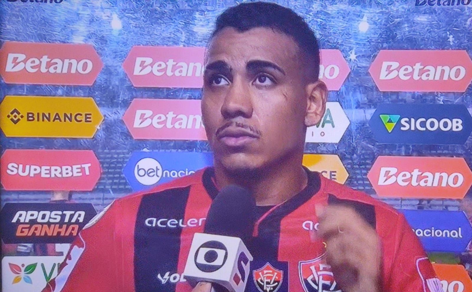 Lanterna da Série A, atacante do Vitória celebra 'evolução' do time