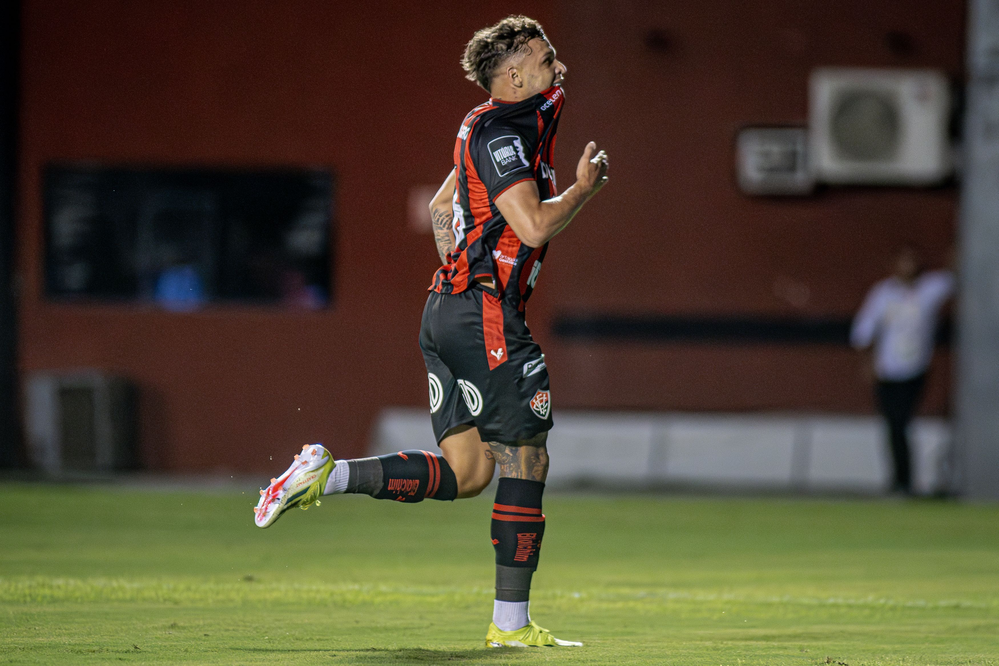 Após mais um gol pelo Vitória, ex-Cruzeiro garante: 'Vai sair mais'