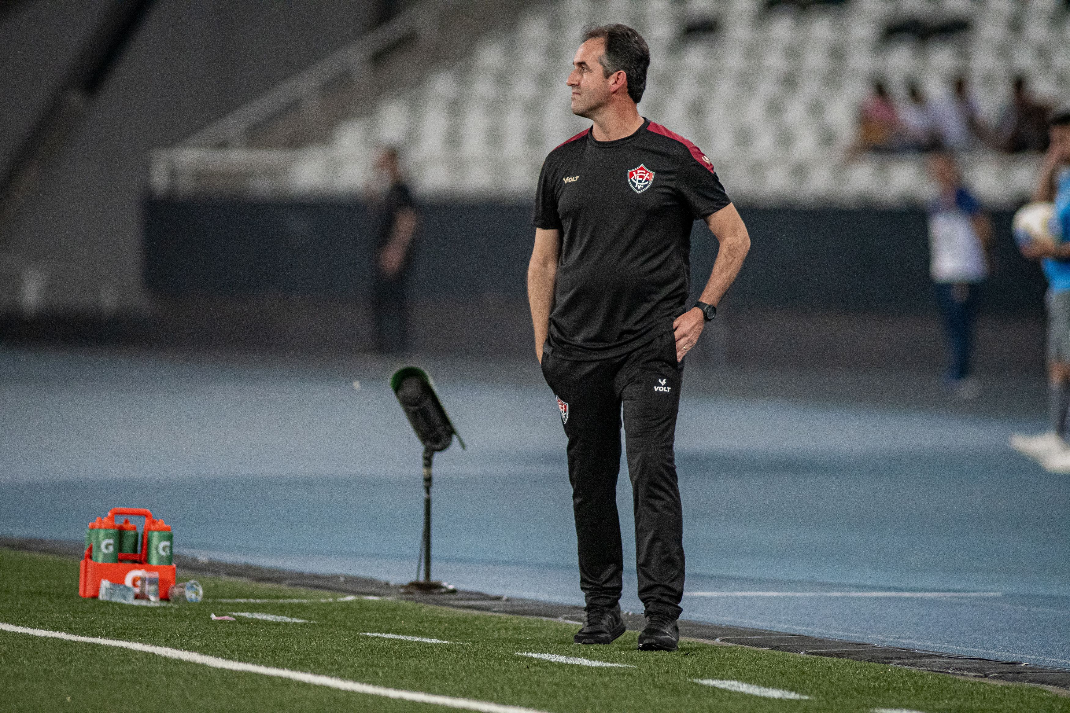Técnico do Vitória, Léo Condé responde sobre possível sondagem do Vasco