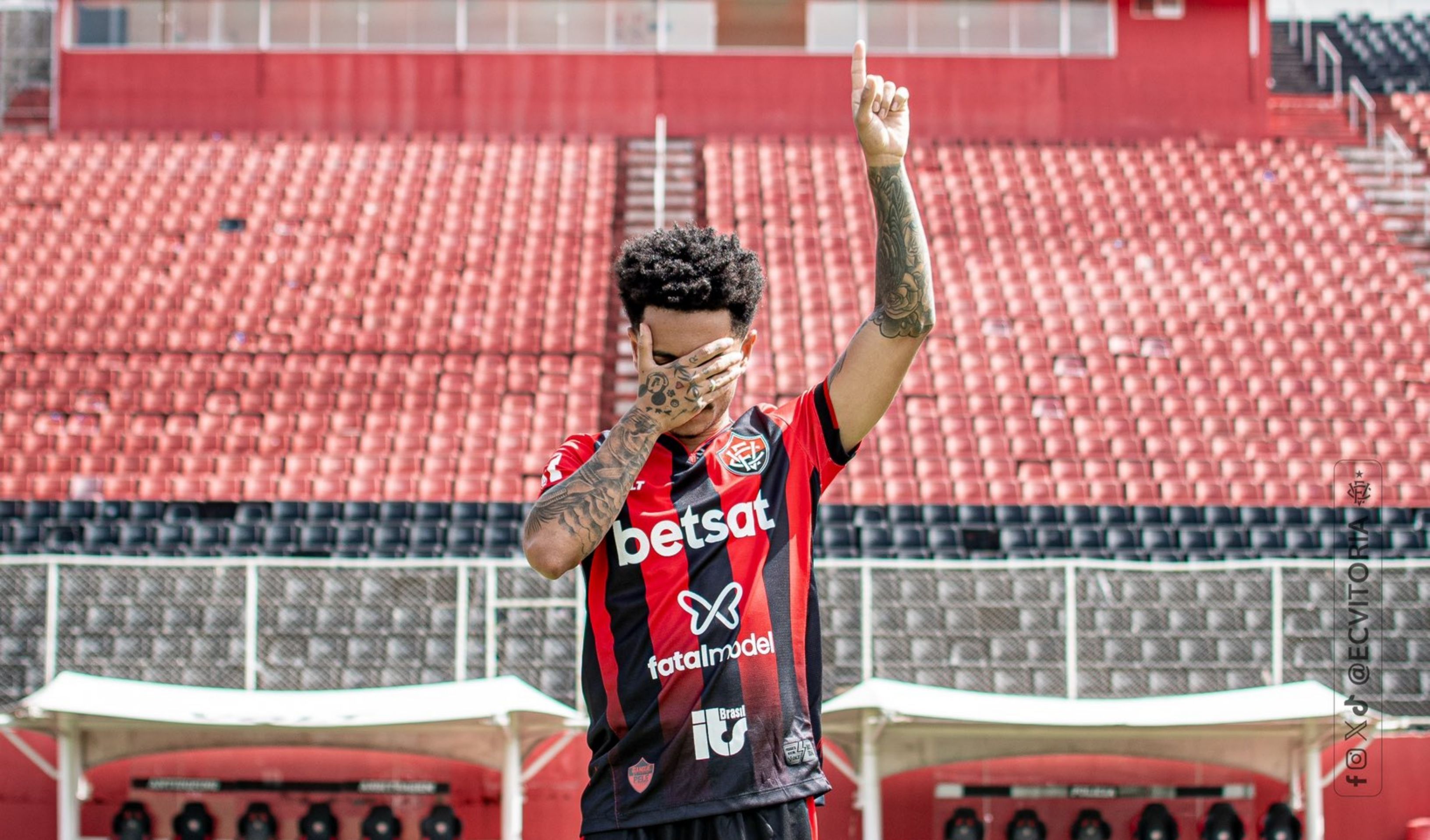 Vitória assina renovação de contrato com Matheuzinho até 2028