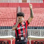 Vitória assina renovação de contrato com Matheuzinho até 2028