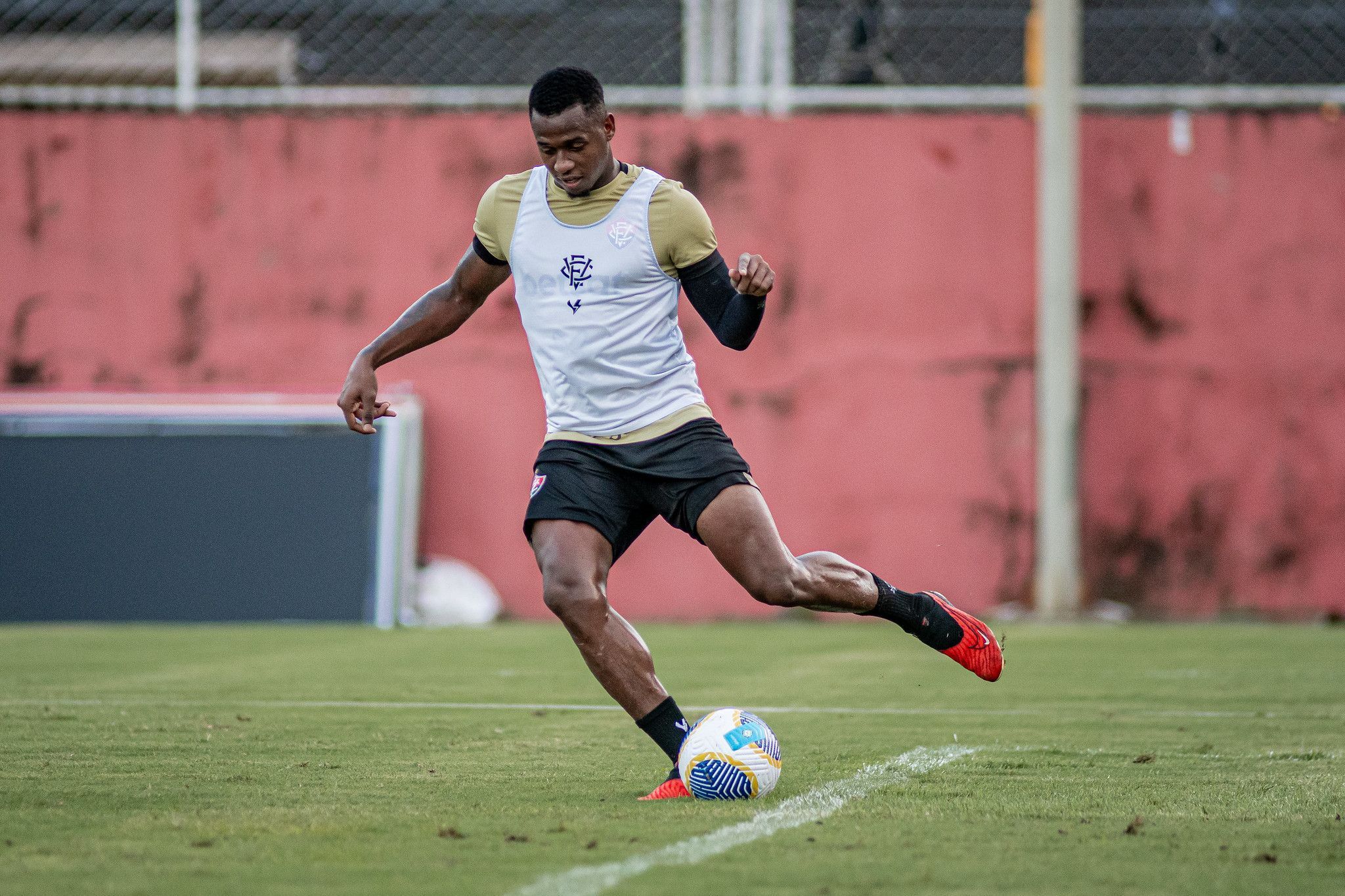 Com entorse no joelho, destaque do Vitória é dúvida para o Ba-Vi