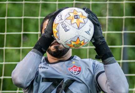 Goleiro do Vitória durante treino na temporada 2025
